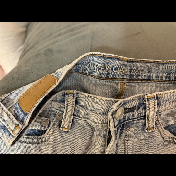 Light blue American eagle mom jean size 2 - Picture 4 of 6